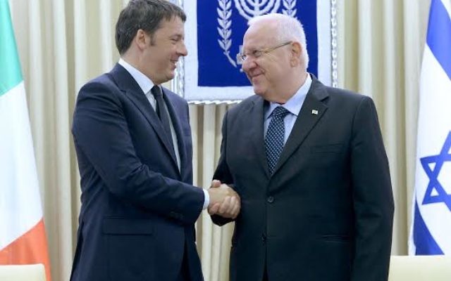 Poignée de main entre le Premier ministre italien Matteo Renzi et le président Reuven Rivlin mercredi 22 juillet 2015 (Crédit : Mark Neyman/GPO) Poignée de main entre le Premier ministre italien Matteo Renzi et le président Reuven Rivlin mercredi 22 juillet 2015 (Crédit : Mark Neyman/GPO)