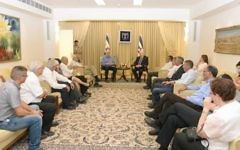 Le président Reuven Rivlin rencontre, avec le ministre de l'Agriculture et du développement rural Uri Ariel, le forum des chefs des collectivités locales bédouines, à la résidence du président, à Jérusalem, le 6 juillet 2015. (Crédit photo: Mark Neyman / GPO)