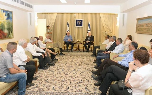 Le président Reuven Rivlin rencontre, avec le ministre de l'Agriculture et du développement rural Uri Ariel, le forum des chefs des collectivités locales bédouines, à la résidence du président, à Jérusalem, le 6 juillet 2015. (Crédit photo: Mark Neyman / GPO) Le président Reuven Rivlin rencontre, avec le ministre de l'Agriculture et du développement rural Uri Ariel, le forum des chefs des collectivités locales bédouines, à la résidence du président, à Jérusalem, le 6 juillet 2015. (Crédit photo: Mark Neyman / GPO)