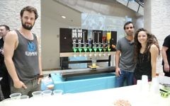 De gauche à droite : les inventeurs de RoboDrink  Zorik Gechman, Michal Friedman et Yoav Mizrahi (Courtoisie)
