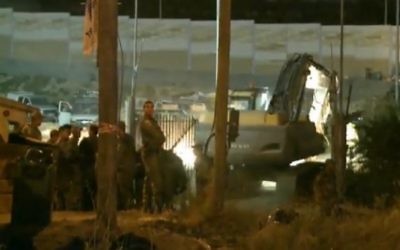 Les soldats de Tsahal se préparent à déloger les manifestants de l'ex-implantation de Sa-Nur en Cisjordanie  le 30 juillet, 2015 (Capture d'écran / Ynet)