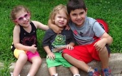 De gauche à droite : Jamison, Grayson et Jackson Eberstein, prenant une petite pause (Crédit : Suzanne Pollak / Washington Jewish Week / JTA)