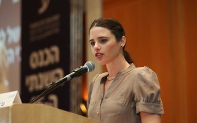 Ayelet Shaked, ministre de la Justice, pendant la conférence annuelle de l'Association du Barreau, à Eilat, le 18 mai 2015. (Crédit : Yossi Zamir/Flash90)