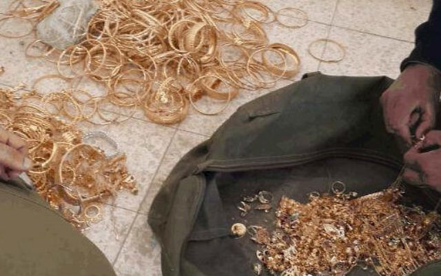 De l'or découvert par le Shin Bet qui aurait été utilisé pour financer la cellule du Hamas (Crédit : Shin Bet Communications)