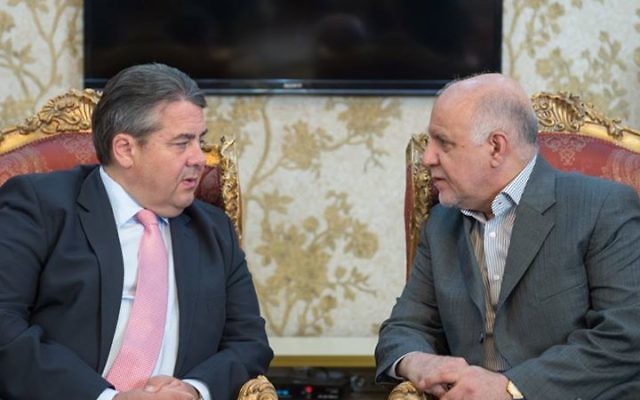 Le vice-chancelier allemand et ministre de l'Economie, Sigmar Gabriel, à gauche, avec le ministre iranien du Pétrole Bijan Zanganeh à Téhéran, le 20 Juillet 2015 (Photo: Maurice Weiss / page Facebook de Sigmar Gabriel)