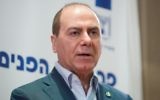 Le ministre de l'Intérieur d'alors, Silvan Shalom, lors d'une cérémonie de passation des pouvoirs du directeur général du ministère de l'Intérieur à Jérusalem le 21 juin 2015 (Crédit photo: Yonatan Sindel / Flash90)
