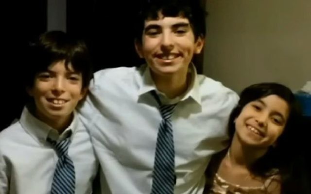 Les 3 enfants retenus en détention pour ne pas avoir refusé d'avoir rencontré leur père qui bat leur mère (Crédit : capture d'écran YouTube) Les 3 enfants retenus en détention pour ne pas avoir refusé d'avoir rencontré leur père qui bat leur mère (Crédit : capture d'écran YouTube)