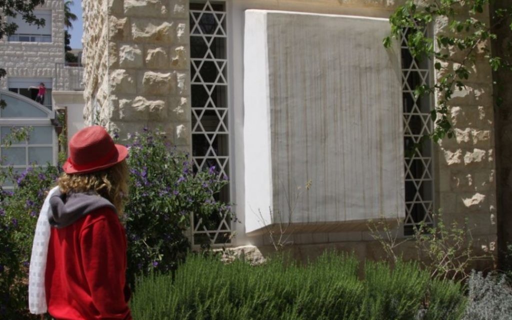 En dehors de l'ancienne synagogue (Crédit : Shmuel Bar-Am)