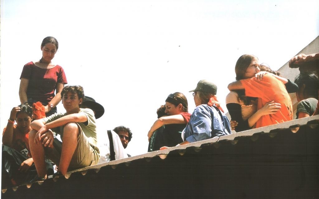Noam Tashnady, 12 ans (assis), pendant le désengagement de Gaza en août 2005 (Crédit : Autorisation)