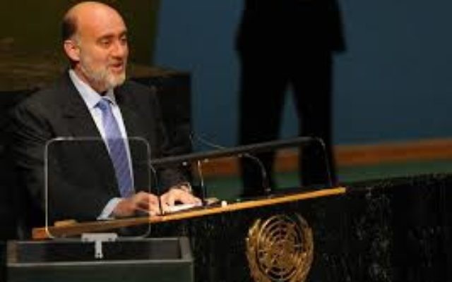 Crédit : Wikipédia : Ambassador Prosor gives a speech at the general assemby. PHOTO CREDIT: © SHAHAR AZRAN