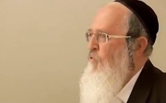 Le rabbin Yaakov Deutsch, un rabbin renommé de la ville d'Afula dans le nord d'Israël, a été condamné à 9 ans de prison pour avoir commis des infractions sexuelles contre quatre mineurs (Capture d'écran: Deuxième chaîne)