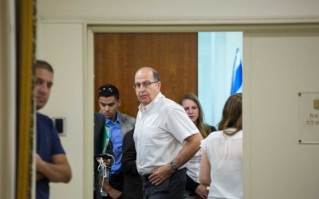 Le ministre israélien de la Défense Moshe Yaalon lors d'une conférence hebdomadaire du gouvernement au bureau du Premier ministre Benjamin Netanyahu à Jérusalem le 05 juillet 2015 (Crédit photo: Emil Salman / Pool) Le ministre israélien de la Défense Moshe Yaalon lors d'une conférence hebdomadaire du gouvernement au bureau du Premier ministre Benjamin Netanyahu à Jérusalem le 05 juillet 2015 (Crédit photo: Emil Salman / Pool)
