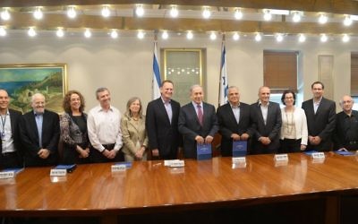 Le chef de la commission, le général (à la retraite) Yohanan Locker au centre, dans un blazer bleu sans cravate, aux côtés du Premier ministre Benjamin Netanyahu (Crédit : Amos Ben Gershon / GPO)