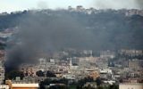 Des membres armés du Fatah à proximité d'un poste de contrôle de l'armée libanaise à l'entrée du camp de réfugiés palestiniens de Ain El-Helweh près de la ville portuaire du sud du Liban de Sidon - le 25 août 2015.  (Crédit : AFP PHOTO / MAHMOUD ZAYYAT)