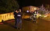Les pompiers luttant contre l'incendie à la mosquée D'Auch , près de Toulouse, le 23 août 2015 (Crédit : AFP PHOTO / STR)