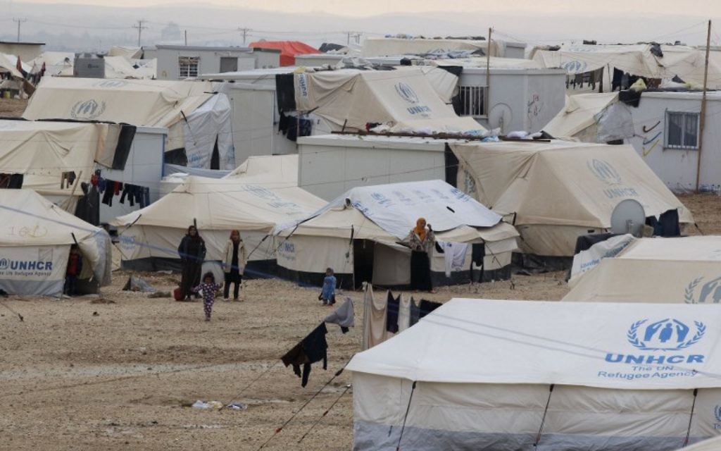 Photo d'illustration : Photo prise le 11 janvier 2015, montrant des réfugiés syriens debout à côté de tentes de l'ONU au camp de réfugiés de Zaatari, au nord est de la capitale jordanienne Amman. Plus d'1,1 million de Syriens ont passé la frontière vers le Liban et environ 600 000 sont en Jordanie, selon le HCR, le 28 août 2015. Amman avance le chiffre de 1,4 million, soit 20 % de la population du royaume qui est pauvre en ressource. (Crédit : AFP PHOTO / KHALIL MAZRAAWI) Photo d'illustration : Photo prise le 11 janvier 2015, montrant des réfugiés syriens debout à côté de tentes de l'ONU au camp de réfugiés de Zaatari, au nord est de la capitale jordanienne Amman. Plus d'1,1 million de Syriens ont passé la frontière vers le Liban et environ 600 000 sont en Jordanie, selon le HCR, le 28 août 2015. Amman avance le chiffre de 1,4 million, soit 20 % de la population du royaume qui est pauvre en ressource. (Crédit : AFP PHOTO / KHALIL MAZRAAWI)