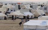 Photo d'illustration : Photo prise le 11 janvier 2015, montrant des réfugiés syriens debout à côté de tentes de l'ONU au camp de réfugiés de Zaatari, au nord est de la capitale jordanienne Amman. Plus d'1,1 million de Syriens ont  passé la frontière vers le Liban et environ 600 000 sont en Jordanie, selon le HCR, le 28 août 2015. Amman avance le chiffre de 1,4 million, soit 20 % de la population du royaume qui est pauvre en ressource. (Crédit : AFP PHOTO / KHALIL MAZRAAWI)