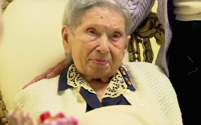 Goldie Steinberg célébrant son 112e anniversaire à Long Beach, New York, le 13 janvier 2013. (Capture d'écran : YouTube) Goldie Steinberg célébrant son 112e anniversaire à Long Beach, New York, le 13 janvier 2013. (Capture d'écran : YouTube)