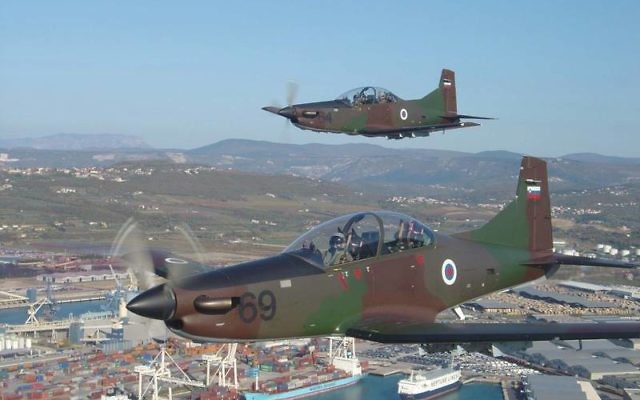 Deux PC-9 M de l'armée de l'air de la République de Slovénie (Crédit : MORS/Créative Commons) Deux PC-9 M de l'armée de l'air de la République de Slovénie (Crédit : MORS/Créative Commons)