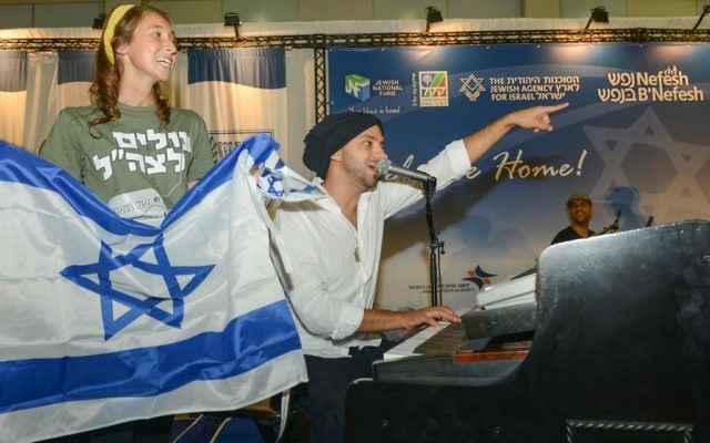 L'artiste Idan Raichel accueille des nouveaux immigrants américains à l'aéroport Ben Gurion L'artiste Idan Raichel accueille des nouveaux immigrants américains à l'aéroport Ben Gurion