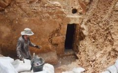 L'entrée d'une mikvé datant de la période du Second Temple récemment découverte à Jérusalem. LA découverte a été annoncée par l'Autorité des Antiquités d'Israël le 5 août 2015 (Crédit : Shai Halevy, IAA)