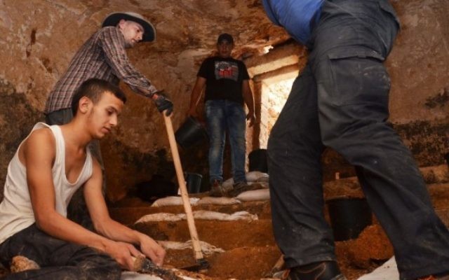 L'intérieur d'une mikvé de la période du Second Temple récemment découverte à Jérusalem ; découverte annoncée par l'Autorité des Antiquités d'Israël le 5 août 2015 (Crédit : Shai Halevy, IAA)