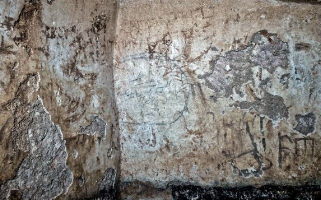 Inscriptions trouvées à l'intérieur de la mikvé datant de la période du Second Temple récemment découverte à Jérusalem, découverte annoncée par l'Autorité des Antiquités d'Israël le 5 août 2015 (Crédit : Shai Halevy, IAA)