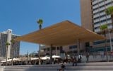 Une pergola à l'ombre donnant sur la plage de Tel-Aviv (Crédit photo : Martin Weyl, Benny Gam Zo Letova)