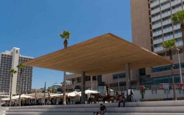 Une pergola à l'ombre donnant sur la plage de Tel-Aviv (Crédit photo : Martin Weyl, Benny Gam Zo Letova)
