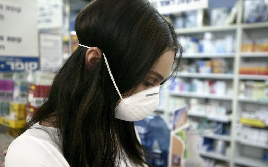 Une employée dans une pharmacie à Jérusalem (Crédit : Abir Sultan/Flash90) Une employée dans une pharmacie à Jérusalem (Crédit : Abir Sultan/Flash90)