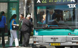Des passagers montant à bord d'un bus Egged à Jérusalem. Illustration. (Crédit : Nati Shohat / Flash90)