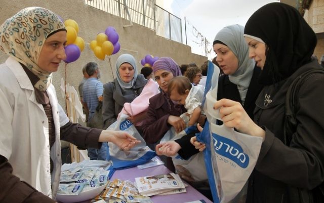 Des femmes arabes assistent à l'ouverture d'une nouvelle clinique de soins pou bébé à Jérusalem-Est en 2011 (Crédit : Miriam Alster / Flash90) Des femmes arabes assistent à l'ouverture d'une nouvelle clinique de soins pou bébé à Jérusalem-Est en 2011 (Crédit : Miriam Alster / Flash90)