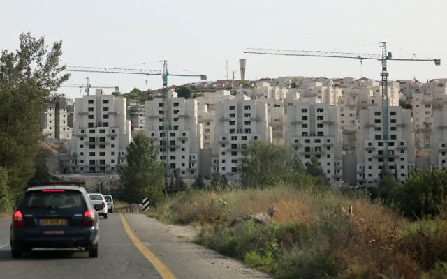 La construction de logements à Beit Shemesh en mai 2012 (Crédit : Nati Shohat / Flash90)