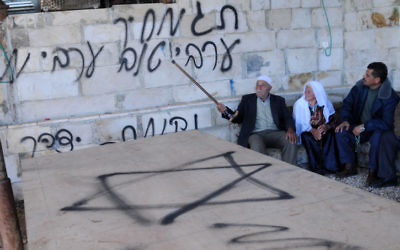 Les lieux d'une attaque prix à payer attaque, le graffiti dit : "Un bon Arabe est un Arabe mort" (Crédit : Issam Rimawi / Flash90