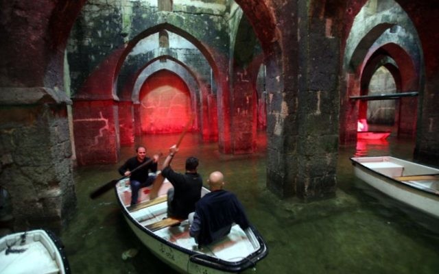 La piscine des Arches, une citerne d'eau souterraine, construit sous le règne du calife Haroun al-Rachid en 789 de notre ère (Crédit : Yossi Zamir / flash 90)