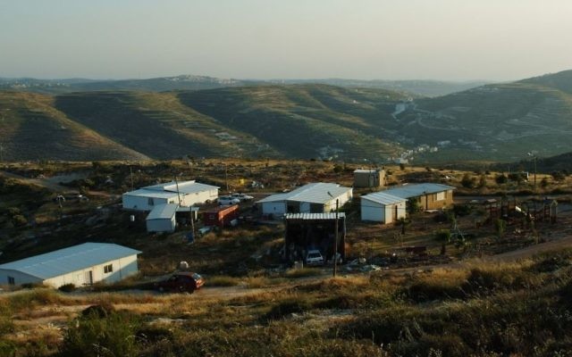 Vue sur l'implantation de Yitzhar, en mai 2013. (Crédit : Mandy Hechtman/Flash90)