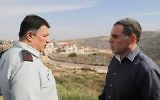 Le coordinateur du gouvernement dans les Territoires, le général Yoav Mordechai (à gauche) avec Oded Ravivi, le chef du  conseil d'Efrat, lors d'une tournée dans l'implantation d'Efrat au Gush Etzion, le 25 janvier 2015 (Crédit : Gershon Elinson / Flash90)