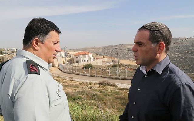Le coordinateur du gouvernement dans les Territoires, le général Yoav Mordechai (à gauche) avec Oded Ravivi, le chef du  conseil d'Efrat, lors d'une tournée dans l'implantation d'Efrat au Gush Etzion, le 25 janvier 2015 (Crédit : Gershon Elinson / Flash90)