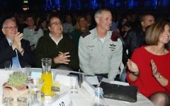 Le président Reuven Rivlin (à gauche), avec le ministre de la Défense Moshe Yaalon (deuxième à gauche), le chef d'état-major sortant de Tsahal Benny Gantz (deuxième à droite), et son épouse (à droite) lors d'une cérémonie d'adieu en l'honneur de Gantz à Tel-Aviv, le 15 février 2015 (Crédit : Amos Ben Gershom / GPO)
