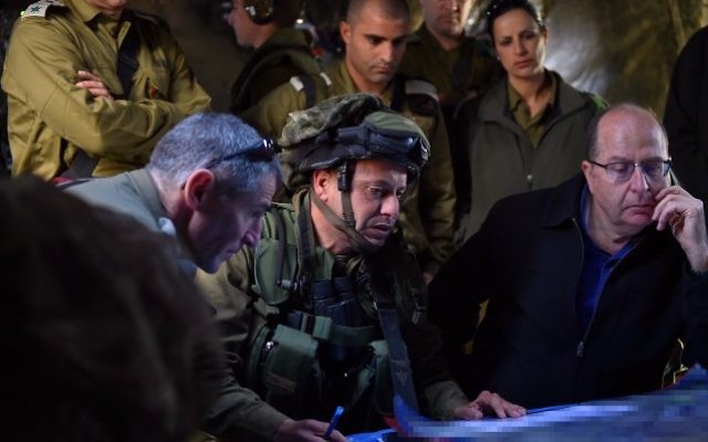 Le ministre de la Défense Moshe Yaalon avec le colonel Asher Ben-Lulu, un commandant de Kfir, la brigade d'infanterie de l'armée israélienne, lors d'un exercice de l'armée dans le plateau du Golan le 2 avril 2015 (Crédit : Ariel Hermoni / Ministère de la Défense) Le ministre de la Défense Moshe Yaalon avec le colonel Asher Ben-Lulu, un commandant de Kfir, la brigade d'infanterie de l'armée israélienne, lors d'un exercice de l'armée dans le plateau du Golan le 2 avril 2015 (Crédit : Ariel Hermoni / Ministère de la Défense)