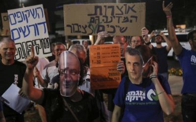 Des Israéliens manifestent contre le ministre des Finances, Moshe Kahlon, et le conglomérat américano-israélienne Delek-Noble sur le plan de développement de réserves de gaz naturel d'Israël, à Tel Aviv, le 30 mai 2015 (Crédit : Flash90)