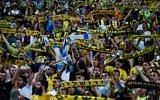 Des supporters du Beitar Jerusalem au stade Teddy de Jérusalem, le 23 juillet 2015. (Crédit : Yonatan Sindel/Flash90)