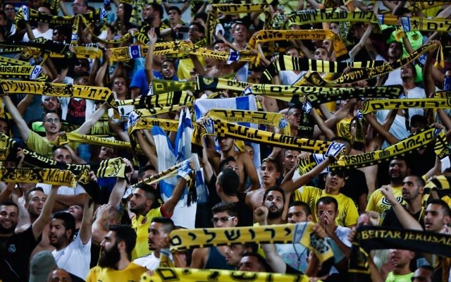 Des supporters du Beitar Jerusalem au stade Teddy de Jérusalem, le 23 juillet 2015. (Crédit : Yonatan Sindel/Flash90) Des supporters du Beitar Jerusalem au stade Teddy de Jérusalem, le 23 juillet 2015. (Crédit : Yonatan Sindel/Flash90)