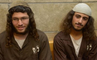 Yinon Reuveni (à droite) et Yehuda Asraf, soupçonnés d'avoir vandalisé l'église de la Multiplication des pains et des poissons à Tabgha, sur le rivage de la mer de Galilée, à la cour de district de Nazareth le 29 juillet, 2015. (Crédit : Basel Awidat / Flash90)