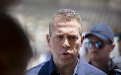 Le ministre de la Sécurité intérieure Gilad Erdan lors d'une visite au mur Occidental dans la Vieille Ville de Jérusalem le vendredi 31 juillet 2015 (Crédit photo: Yonatan Sindel / Flash90)