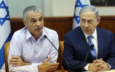 Le Premier ministre Benjamin Netanyahu et le ministre des Finances, Moshe Kahlon à la réunion hebdomadaire du cabinet à Jérusalem, le 5 août 2015 (Crédit : Marc Israel Sellem / Flash90 / Pool)