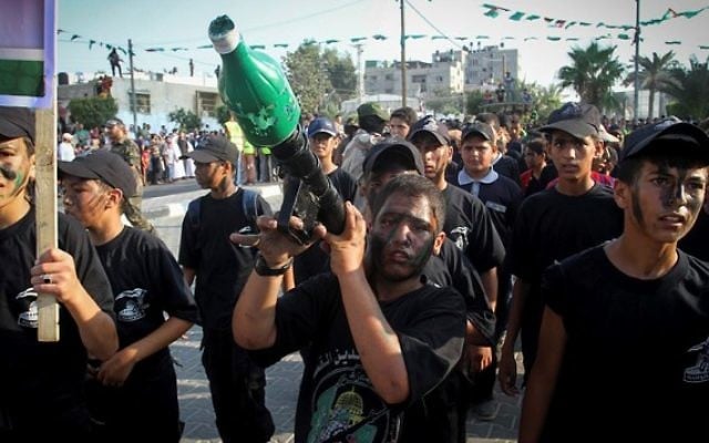 Des jeunes Palestiniens au camp d'été de Khan Yunis, le 5 août 2015. (Crédit : Abed Rahim Khatib/ Flash90) Des jeunes Palestiniens au camp d'été de Khan Yunis, le 5 août 2015. (Crédit : Abed Rahim Khatib/ Flash90)