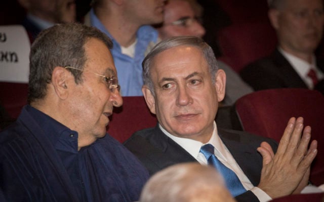 Le Premier ministre Benjamin Netanyahu et l'ancien Premier ministre Ehud Barak pendant la projection du documentaire sur l'opération Isotope de 1972 pour sauver l'avion Sabena détourné, au Cinema City de Jérusalem, le 11 août 2015. (Crédit : Hadas Parush/Flash90) Le Premier ministre Benjamin Netanyahu et l'ancien Premier ministre Ehud Barak pendant la projection du documentaire sur l'opération Isotope de 1972 pour sauver l'avion Sabena détourné, au Cinema City de Jérusalem, le 11 août 2015. (Crédit : Hadas Parush/Flash90)