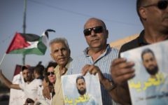 Des Palestiniens et Bédouins manifestent contre la libération de Muhammed Allaan, dans la ville bédouine de Rahat, le 18 août 2015 (Crédit : Hadas Parush/Flash90)