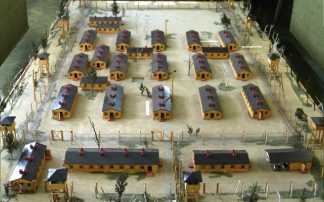 Maquette du Stalag Luft III utilisée pour le film "La grande évasion" qui raconte la tentative d'évasion de 76 prisonniers de cette prison allemande dont Paul Royle, qui vient de décéder (Crédit : archidiecezja.lodz.pl/CC 3.0/Wikimédia)
